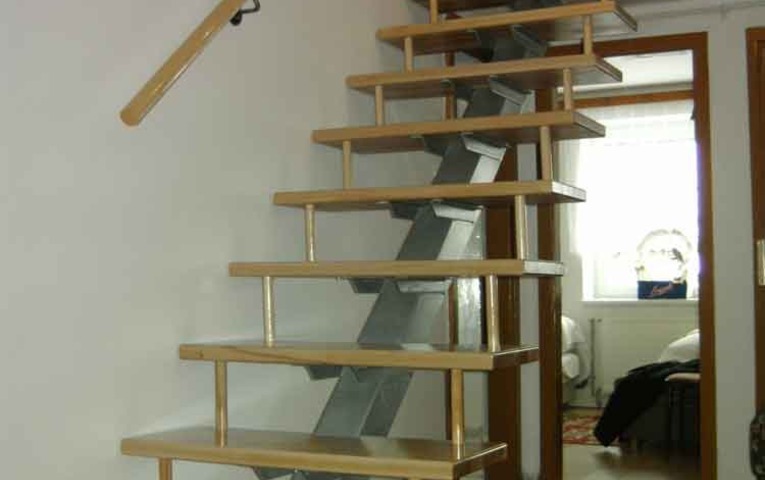 ocelova-konstrukcia-schodov---drevene-schodnice-s-madlom