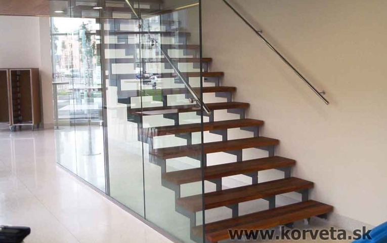 ocelova-konstrukcia-schodov---drevene-schodnice-s-antikorovym-madlom