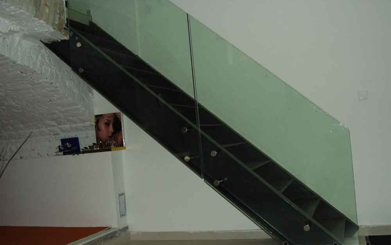 ocelova-konstrukcia-schodov---sklenene-zabradlie