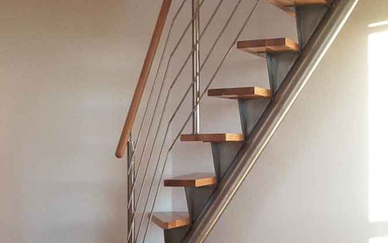ocelova-konstrukcia-tocitych-schodov---drevene-schodnice-s-antikorovym-zabradlim-a-drevenym-madlom