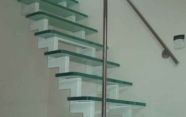 ocelova-konstrukcia-schodov-so-sklenenymi-schodnicami---antikorove-madla